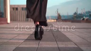 女足穿过市中心。 女商人穿着<strong>高跟鞋</strong>。 时髦的女人<strong>走路</strong>。